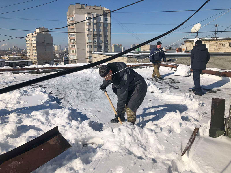 На крышах киевских домов работают 30 бригад альпинистов