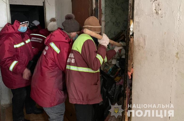 Киевляне превращают свои квартиры в свалки. Полицейские вывозят мусор
