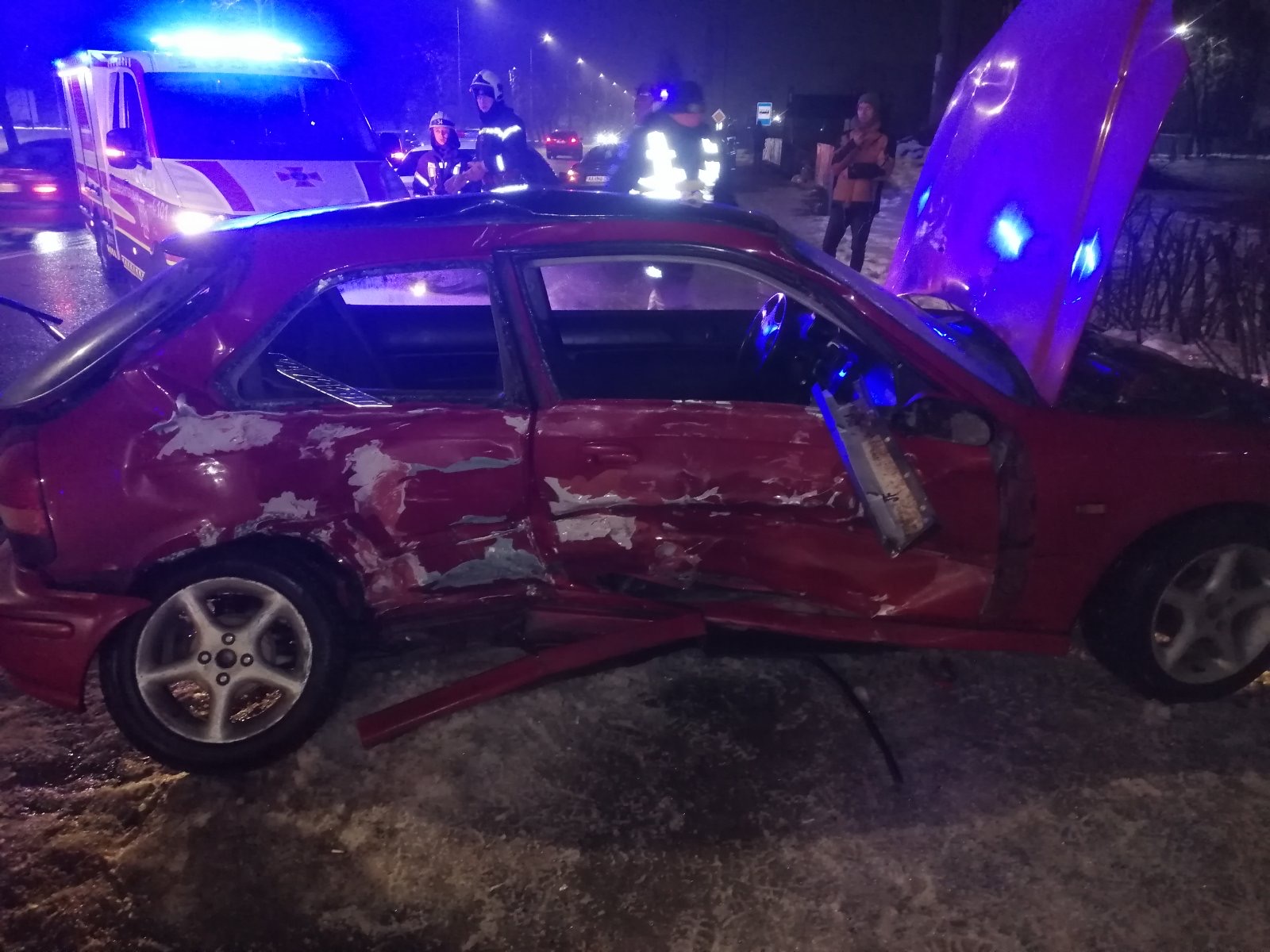 Под Киевом спасатели извлекли двух человек из разбитого автомобиля