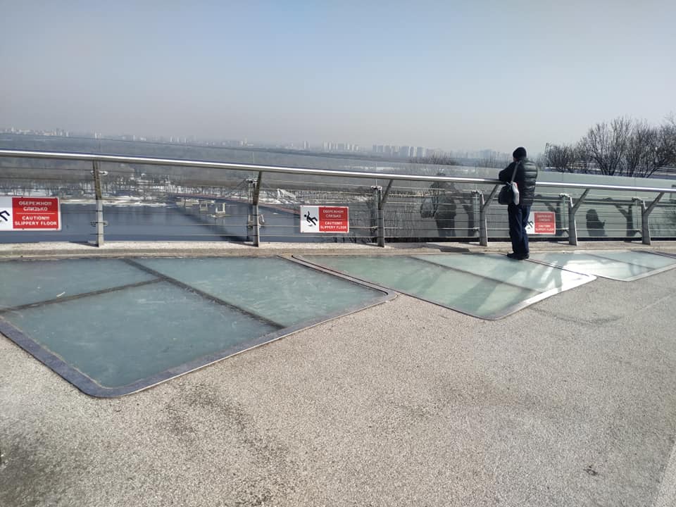 В Киеве на "мосту Кличко" треснуло стекло