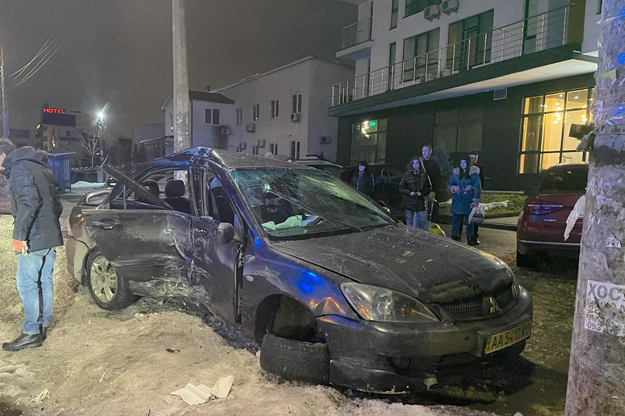 В Киеве пьяный водитель врезался в столб. Пассажир пытался взять вину на себя