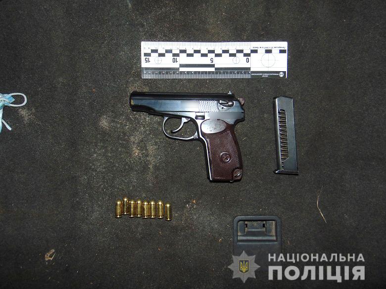 Киевлянин выбросил на улице пистолет и был задержан патрульными (видео)