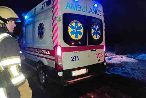 В Киевской области в грязи застрял автомобиль скорой помощи