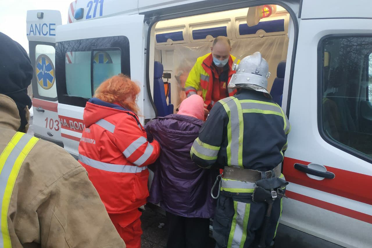Под Киевом “скорая” не смогла по разбитой дороге проехать к пациенту