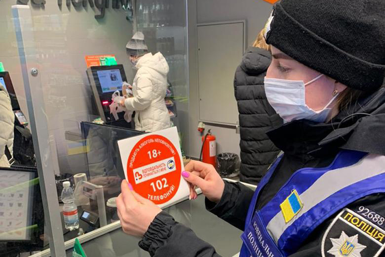 Киевские полицейские организовали проверки магазинов, где продаются алкоголь и сигареты