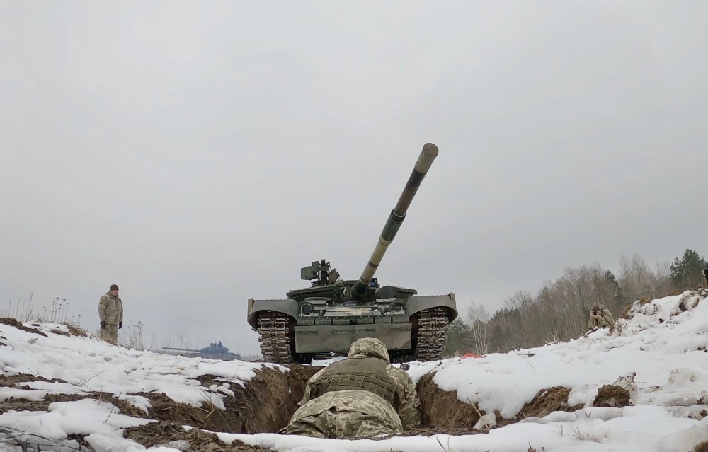 Мэр Киева Виталий Кличко метнул гранату в танк