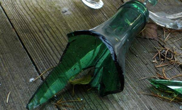 Киевлянину разбили бутылку о голову. Подозреваемому грозит восемь лет лишения свободы