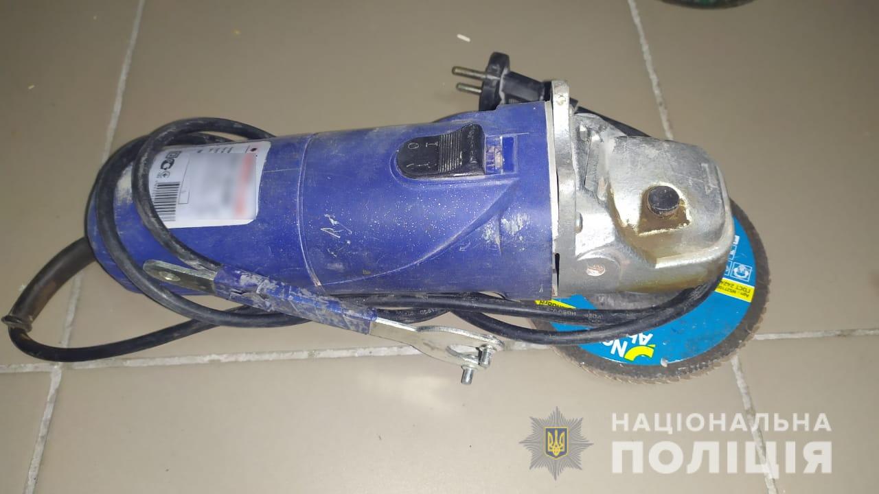 По Киевом грабитель спрятал похищенные вещи в камере хранения магазина