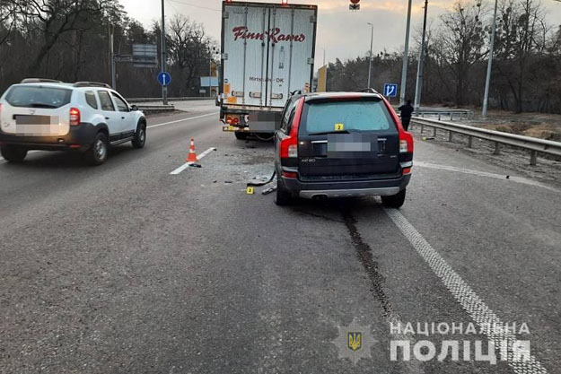 В Киеве водитель легковушки врезался в грузовик и погиб на месте ДТП