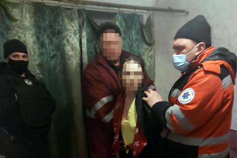 Киевлянка издевалась над дочерью. Ребенка изъяла полиция (видео)