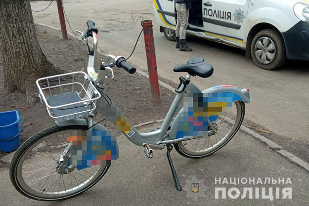 В Киеве ранее судимая приезжая украла велосипед с пункта проката