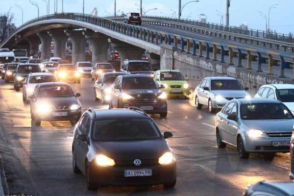 На киевских мостах – пробки. Затруднено движение на правом берегу