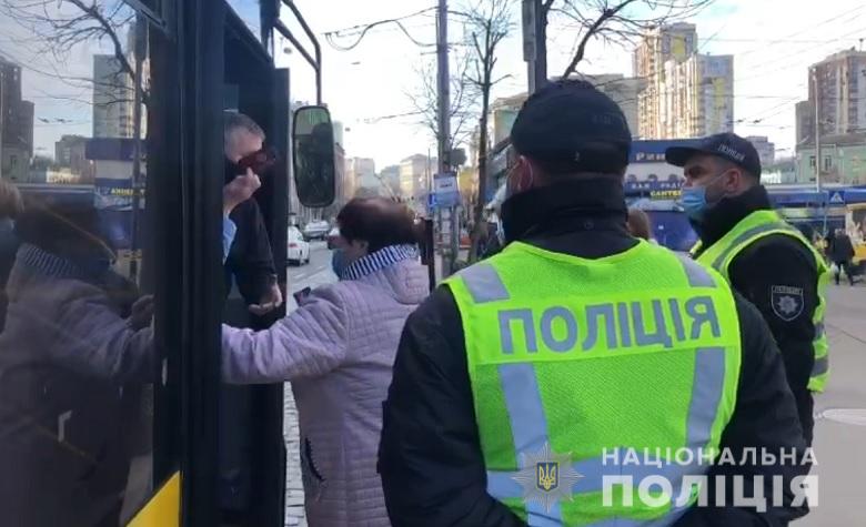 По Киеву ездят автомобили с мегафонами и оповещают киевлян об опасности (видео)