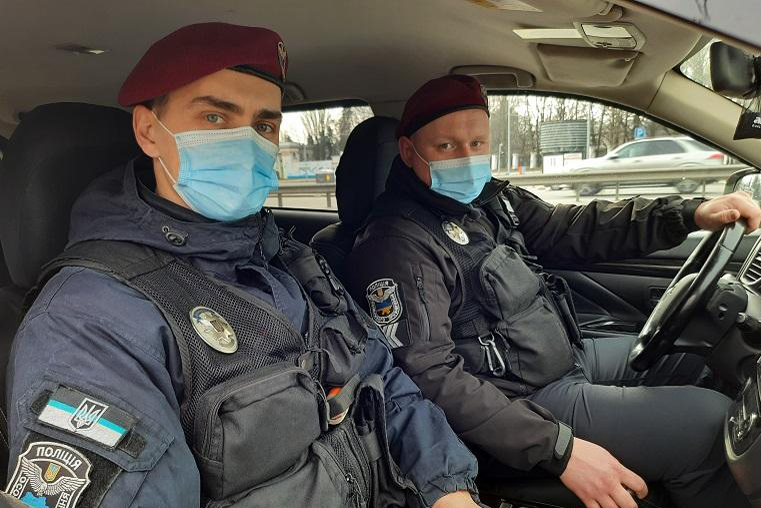 В Киеве бойцы спецназа помогли врачу-хирургу