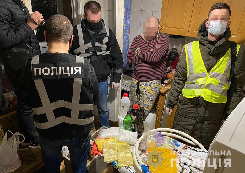 В Киеве супружеская пара занималась распространением наркотиков (видео)