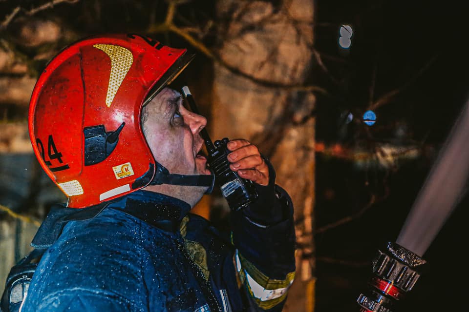 В Киеве горел жилой дом. Бойцы ГСЧС спасли десять человек