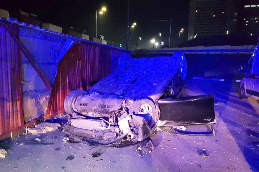 В Киеве произошло серьезное ДТП. Легковой автомобиль слетел с моста и перевернулся