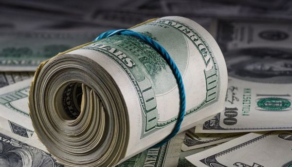 В Киеве двое мошенников пытались сбыть фальшивые доллары номиналом 50 тысяч