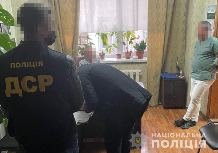 В Киеве врачи вымогали взятки с граждан, чьи родственники скончались от COVID-19