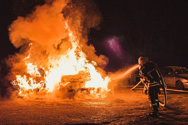 В Оболонском районе Киева сгорел автомобиль (видео)