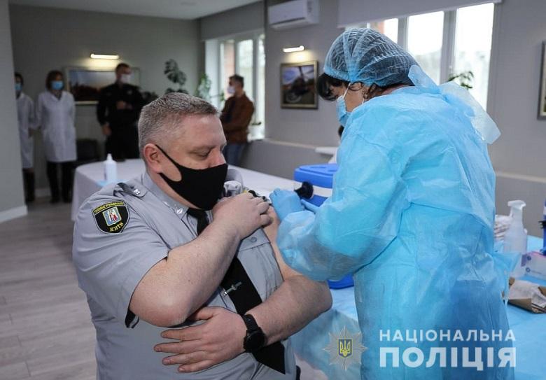В Киеве полицейских начали вакцинировать против COVID-19 
