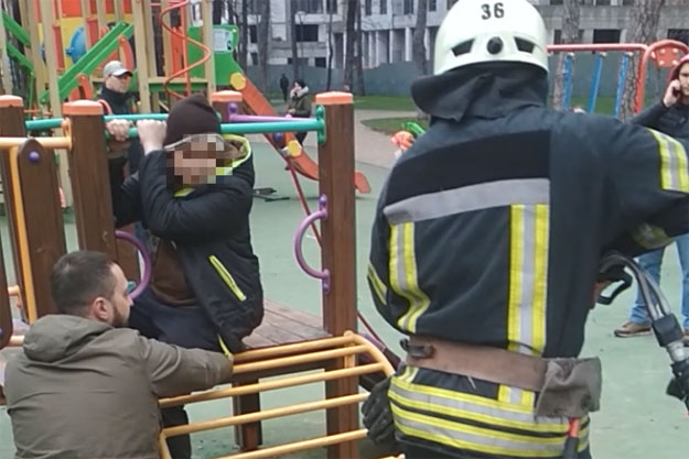 В Ирпене ребенок застрял на детской площадке