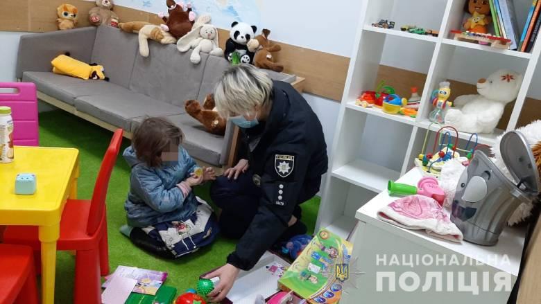 В Киеве полицейские отобрали трехлетнего ребенка у наркоманов (видео)