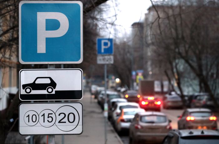 В Киеве на Русановке автомобиль нарушителя правил парковки завалили мусором (видео)