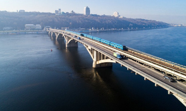 В Киеве ограничат движение транспорта по мосту Метро