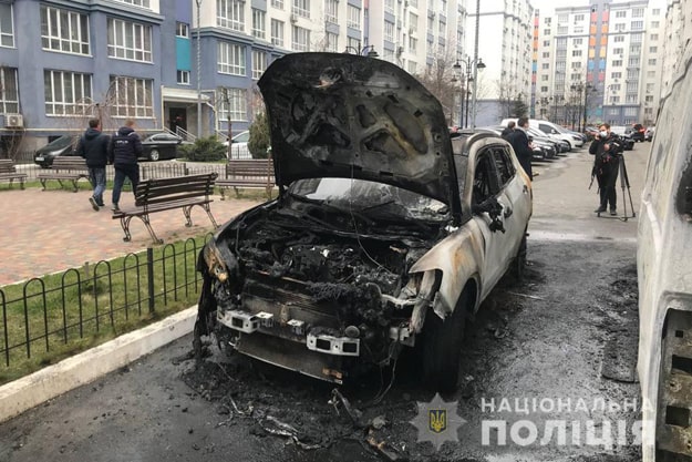 В Киевской области сожгли автомобиль. Рецепт зажигательной смеси злоумышленник нашел в интернете