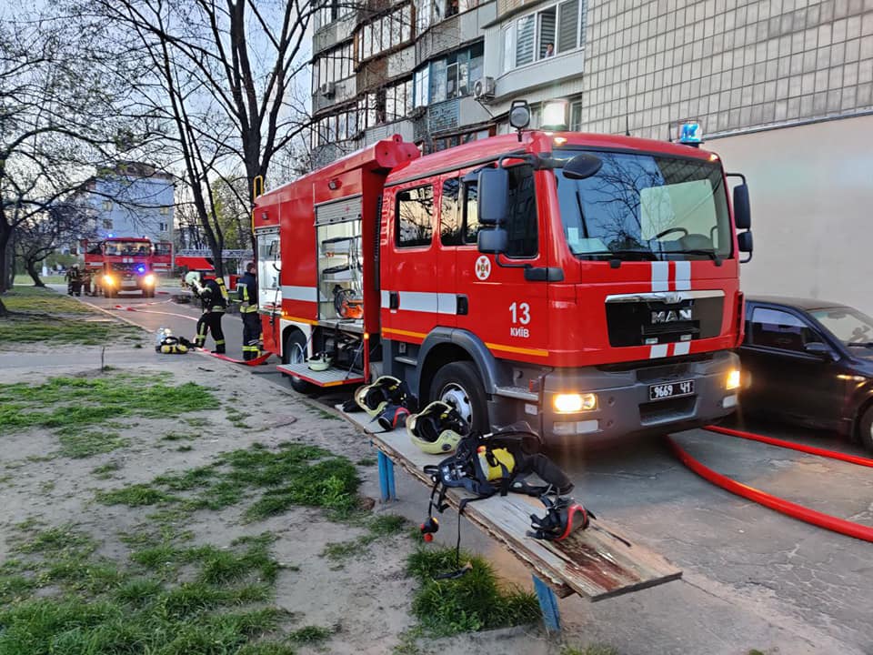 В Киеве женщина спасла двоих детей во время пожара (фото)