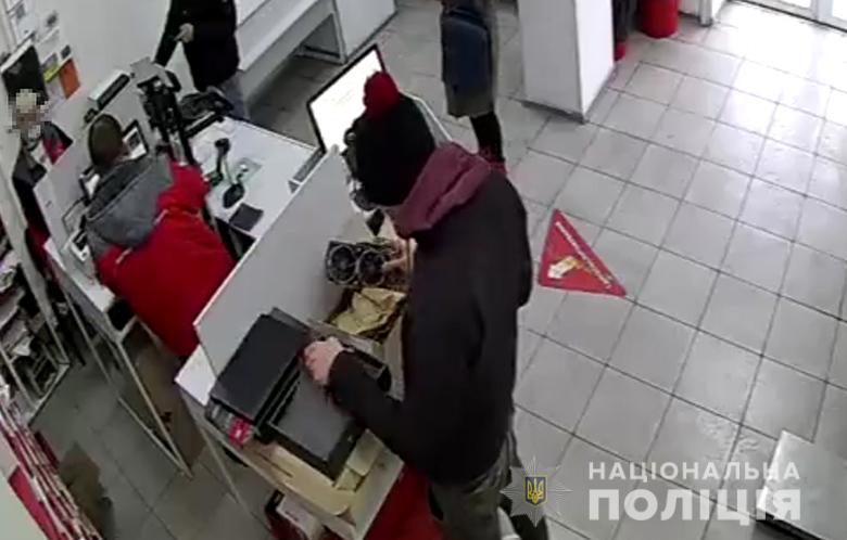 В киевских почтовых отделениях действовал мошенник (видео)