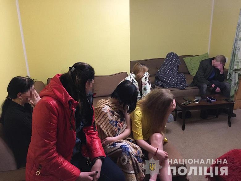 В Киеве сутенерша привлекала в незаконный бизнес 50 проституток
