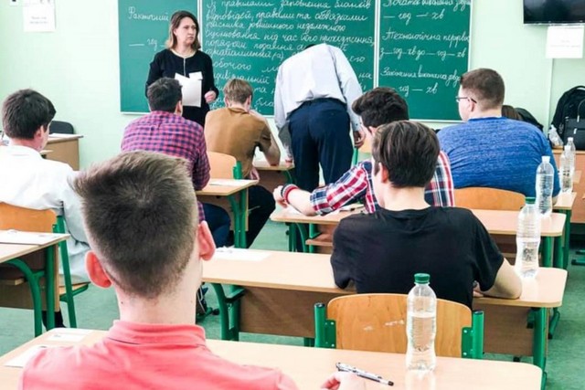 В Киевской областной администрации сообщили, когда закончится учебный год