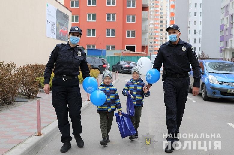 Киевские полицейские провели имиджевую акцию – поздравили маленьких киевлян с днем рождения (фото)