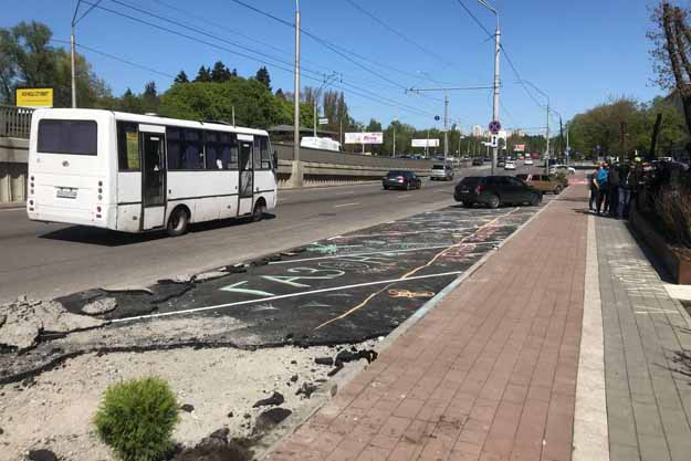 В Киеве около супермаркета уничтожили велодорожку для создания парковки