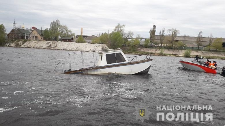 Киевские полицейские спасли тонущую на Днепре лодку