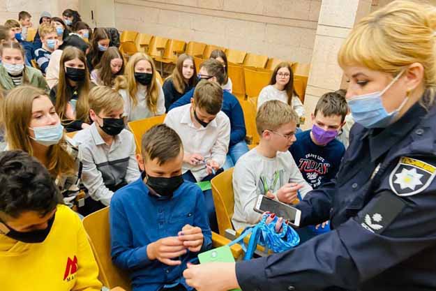 Полицейские Киевской области учили школьников противостоять буллингу