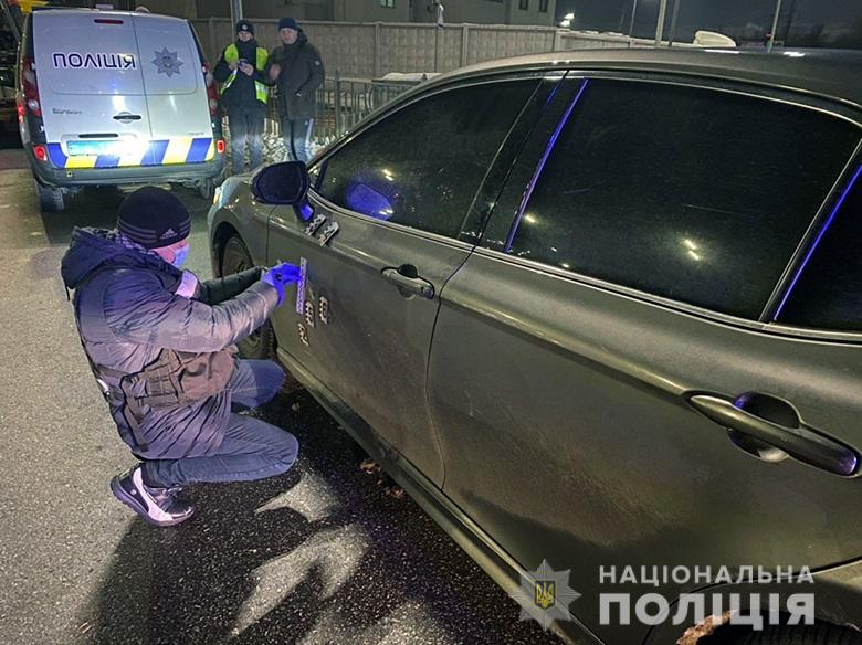 На Оболони в Киеве двое жителей Фастова обстреляли автомобиль. Задержанным грозит до 10 лет лишения свободы