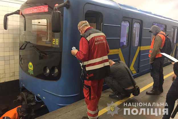 В киевском метрополитене человек упал на рельсы