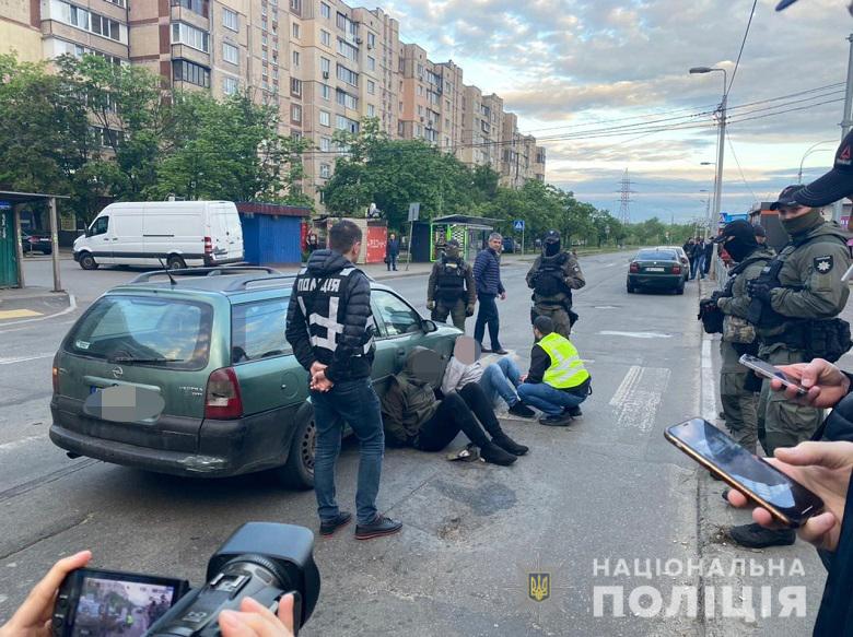 В Киеве грабители взорвали банкомат. Подозреваемые задержаны во время совершения преступления