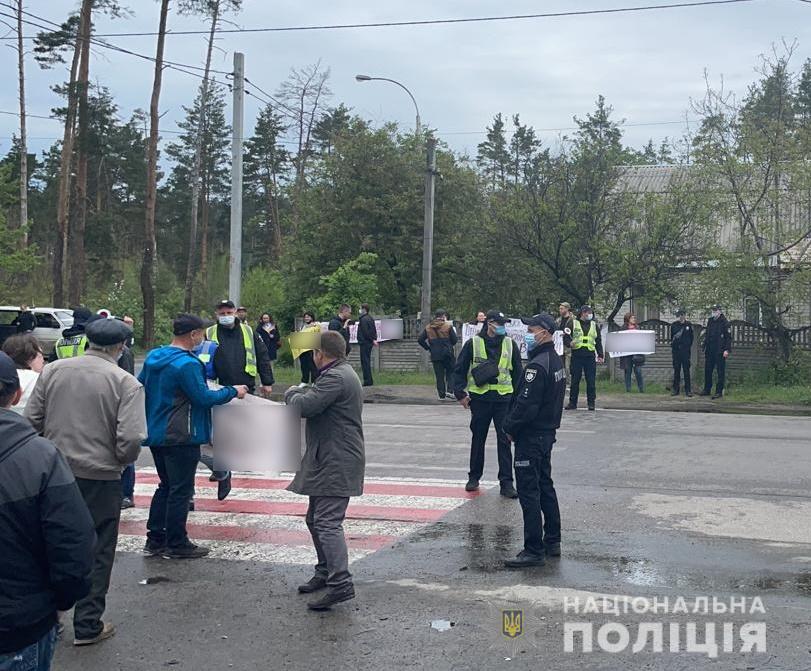 В Буче Киевской области прошла массовая акция протеста. Полиция не позволила перекрыть автотрассу