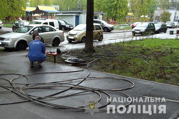Киевские полицейские задержали мужчину во время кражи кабеля связи. Ущерб составил 20 тысяч гривен