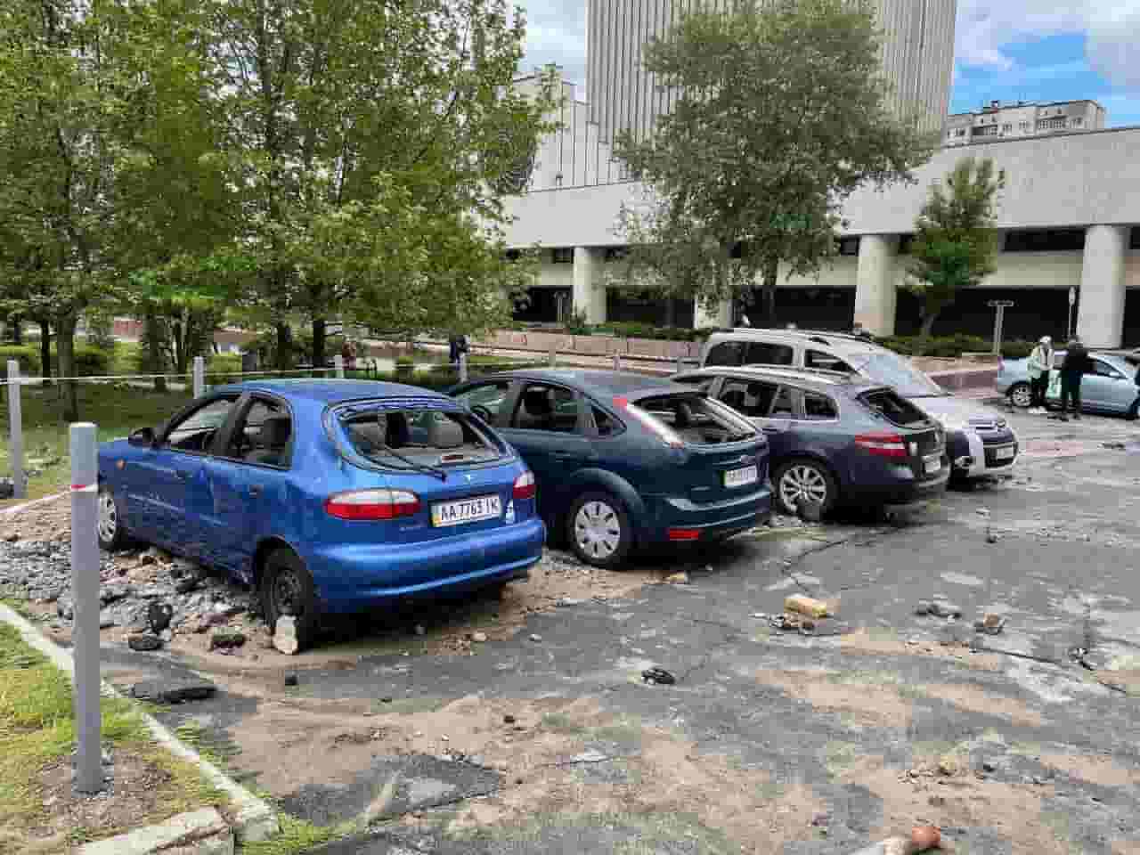 В Киеве – коммунальная аварий. Фонтан воды повредил почти два десятка припаркованных автомобилей