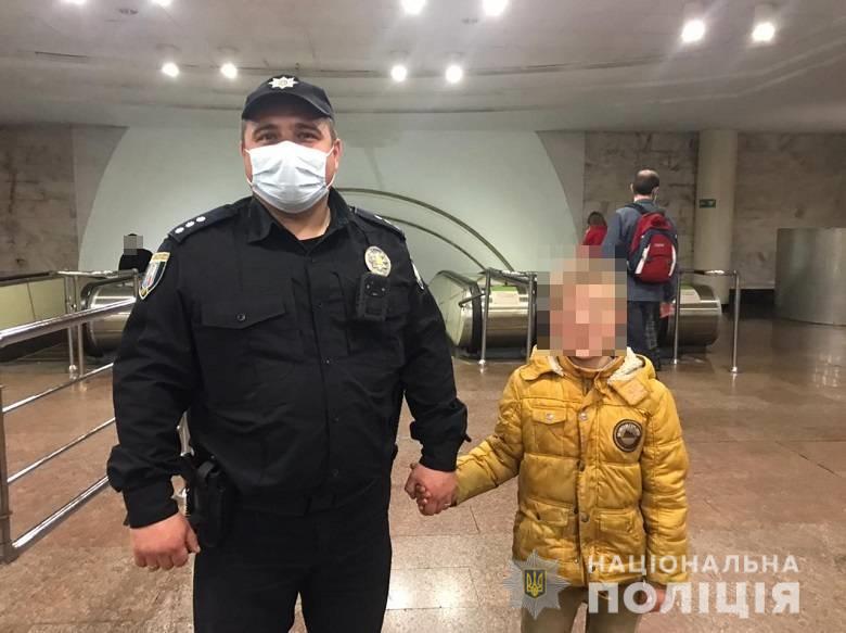 В Киеве ребенок убежал из дома и заблудился в метро. Полицейские наказали родителей