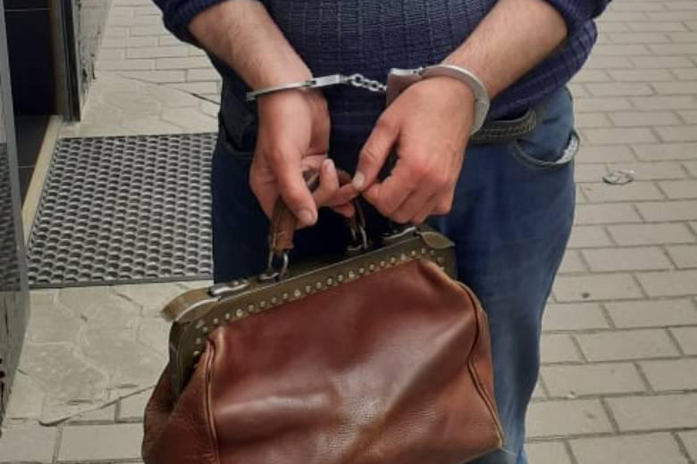 В Киеве налетчик ограбил пенсионерку на выходе из магазина