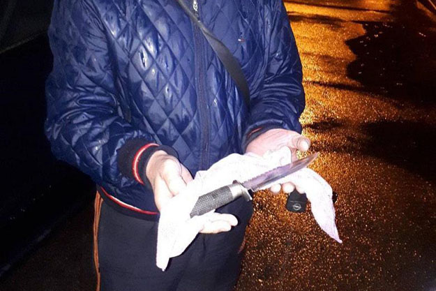 Киевские правоохранители остановили прохожего и обнаружили у него нож. Задержанному грозит до трех лет лишения свободы