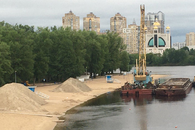 В Киеве на пляж “Венеция” привезли новый песок