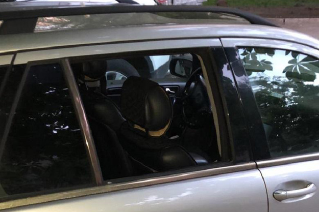 В Киеве грабитель разбил окно автомобиля и украл рюкзак
