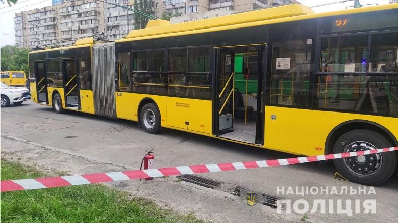 В Киеве хулиган бросил в троллейбус бутылку с зажигательной смесью